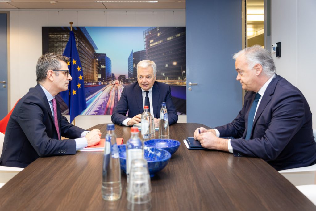 La Comisión Europea desmiente a Bolaños: «Investigamos la amnistía» 2 Moncloa EuropaPress 5730099 i d ministro presidencia justicia relaciones cortes felix bolanos comisario Moncloa