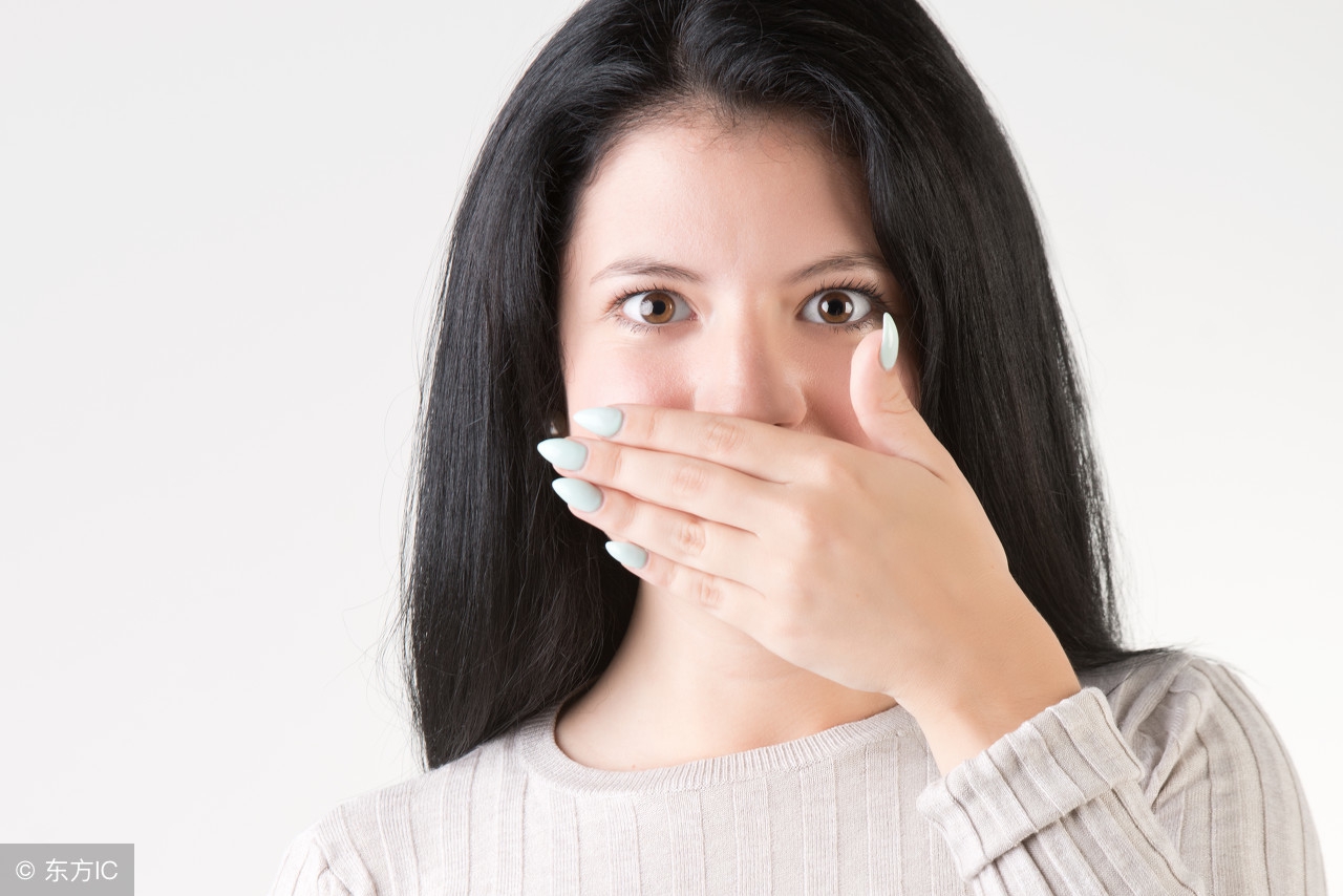 ¿Halitosis crónica? 5 remedios caseros que pueden cambiar tu vida 1 Moncloa CUIDADO BUCAL RIGUROSO Y ENJUAGUES NATURALES