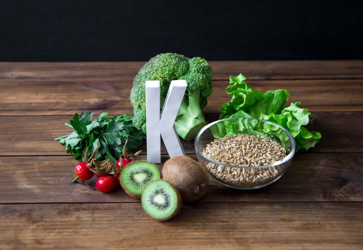 Libera tu piel: 5 soluciones naturales para despedir hematomas fácilmente y sin esfuerzo 2 Moncloa COMPLETA TU DIETA CON VITAMINA K