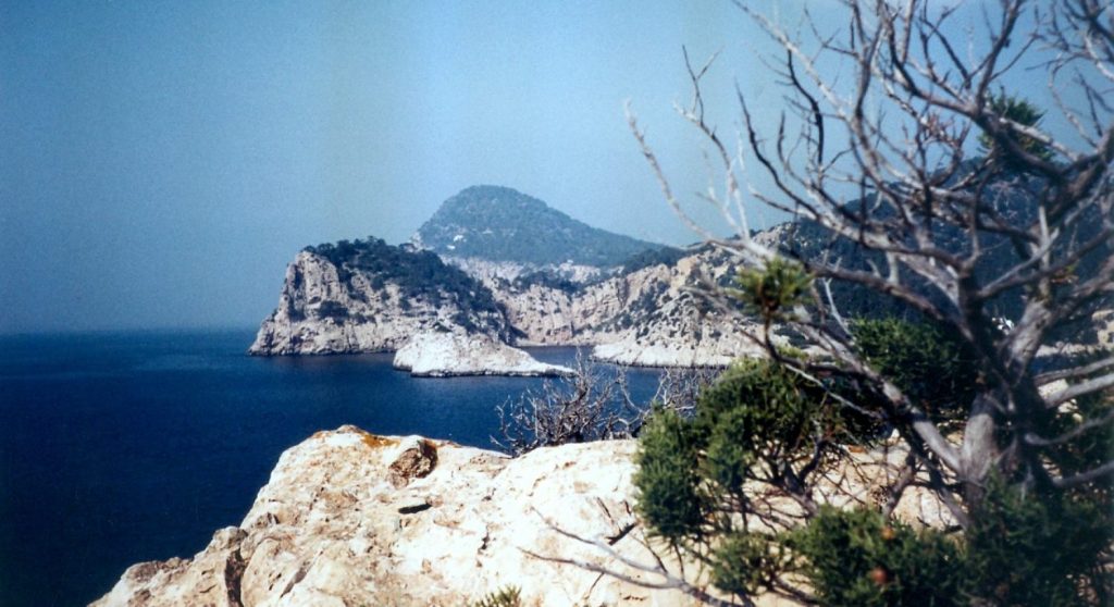Escápate del frío invernal: Descubre destinos en España que te transportarán a un paraíso cálido y acogedor 3 Moncloa IBIZA invierno Moncloa