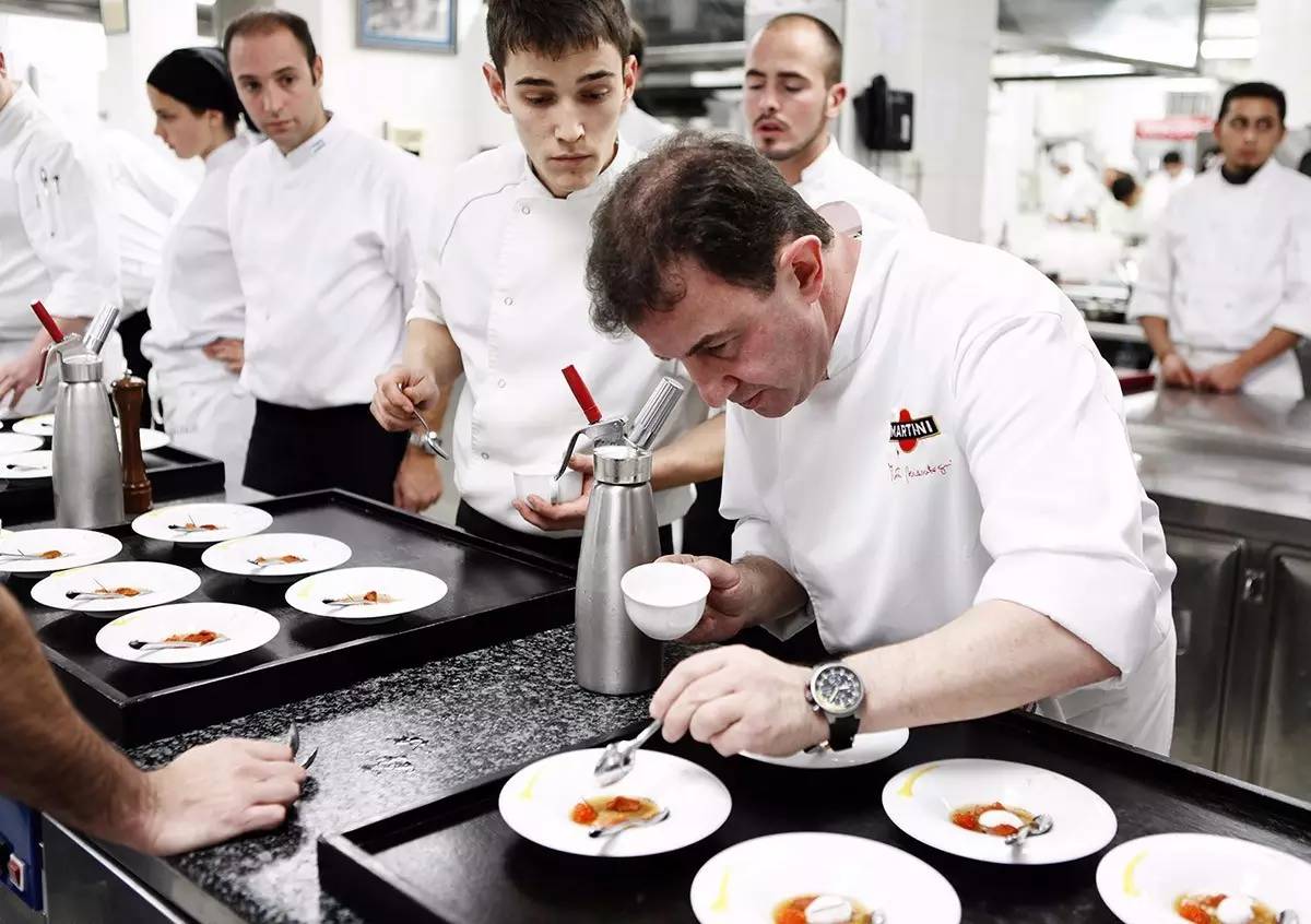 Descubre el mágico secreto de Martín Berasategui para lograr un cochinillo asado de sabor excepcionalmente exquisito 3 Moncloa LA MAGIA DEL SERVICIO
