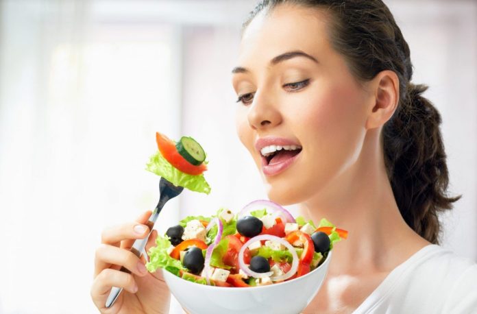 Alimentación y trabajo: Trucos para mantenerte saludable entre reuniones y correos