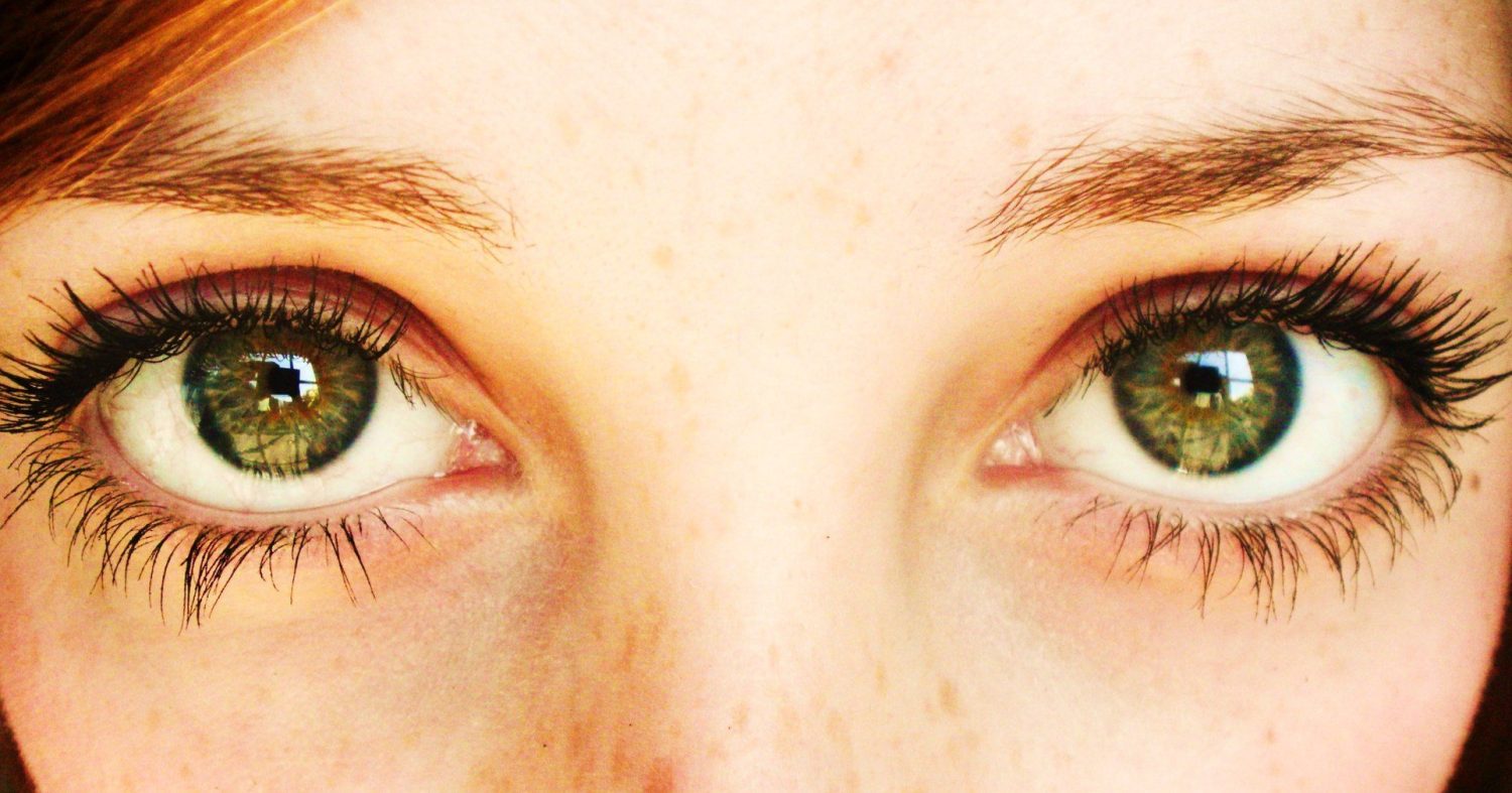 Ojos radiantes: 6 soluciones infalibles para aliviar el enrojecimiento y recuperar la frescura de tu mirada 1 Moncloa DESCUBRE LAS CAUSAS: ¿POR QUÉ SE IRRITAN TUS OJOS?