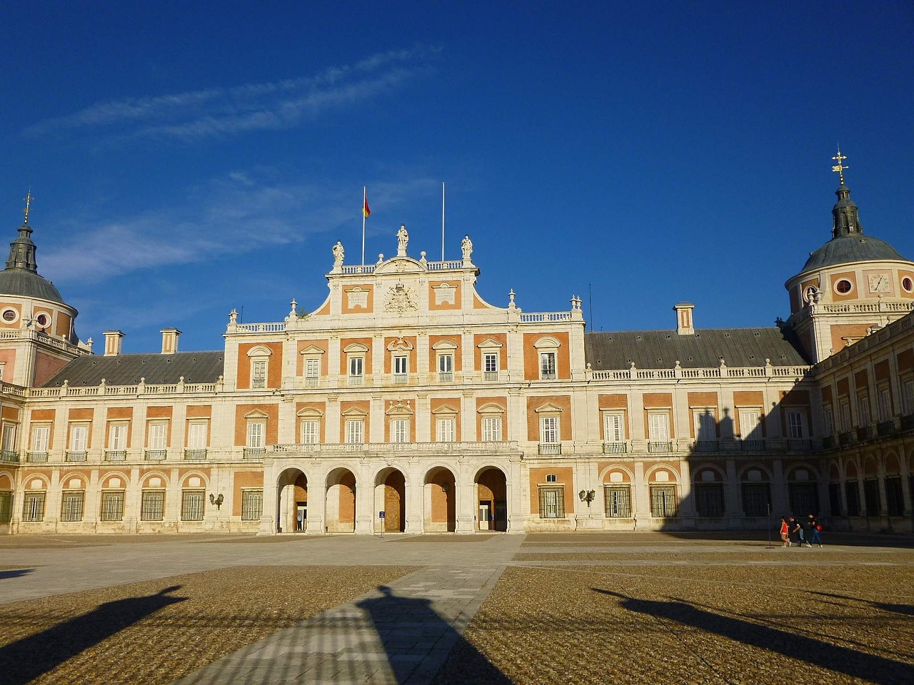 LOS FANTASMAS DEL PALACIO REAL