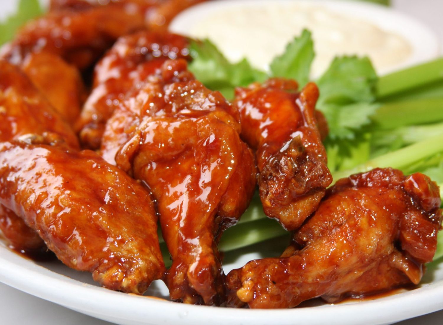 Delicias BBQ: disfruta de unas irresistibles alitas de pollo con salsa de bourbon, un festín inolvidable