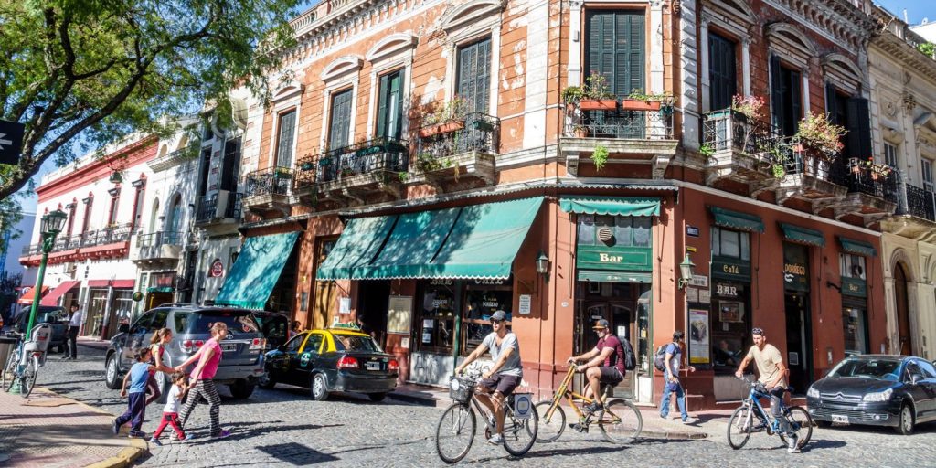 Buenos Aires en detalle: Descubre fascinantes curiosidades que revelan la esencia única y cautivadora de esta ciudad 3 Moncloa LOS BARRIOS CON ENCANTO: DIVERSIDAD CULTURAL Y ARQUITECTÓNICA