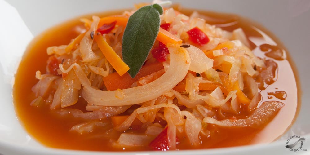 Sopa de col para adelgazar: ¿Milagro o mito? Descúbrelo ahora