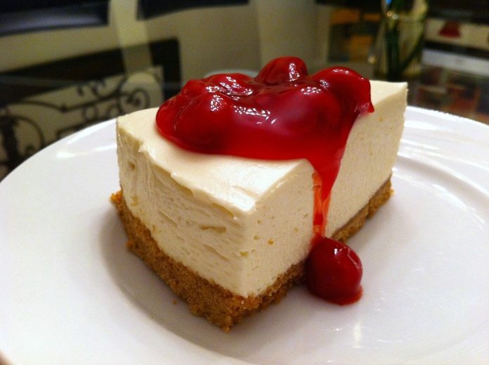 Seducción frutal: Tarta de queso sin horno, con gelatina de Macedonia. Un postre fácil que enamora tu paladar