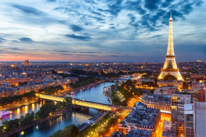 París desvela secretos: explora 10 fascinantes curiosidades sobre la icónica Torre Eiffel. ¡Descubre su encanto inigualable!
