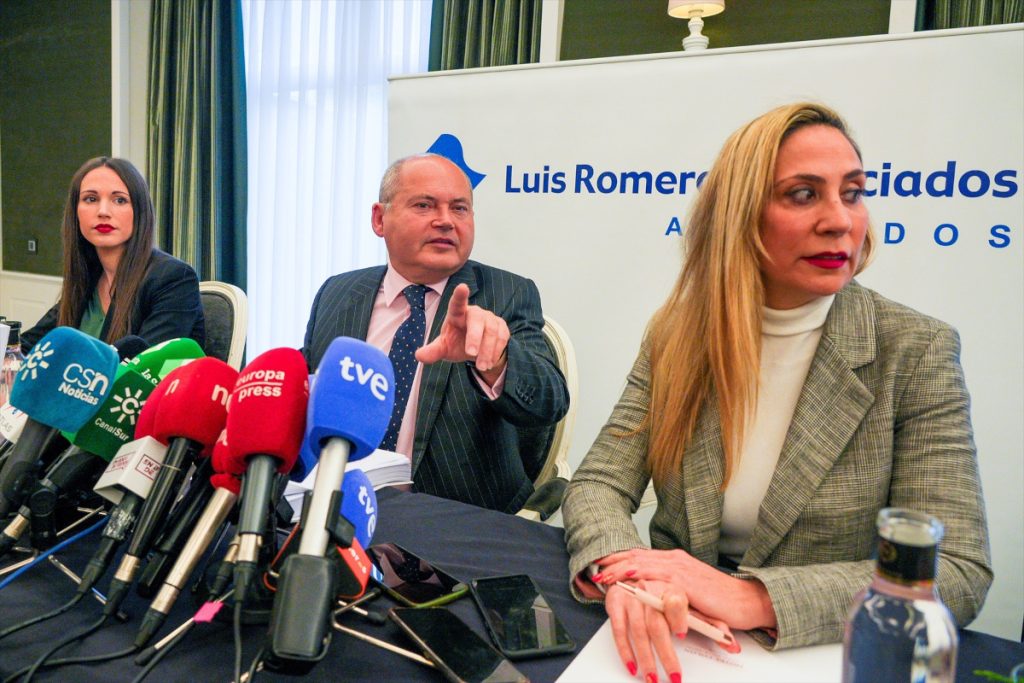 La denuncia en Cerro Muriano abarca a instructores y mandos 1 Moncloa El abogado Luis Romero que representa a la familia del soldado Carlos León Rico.