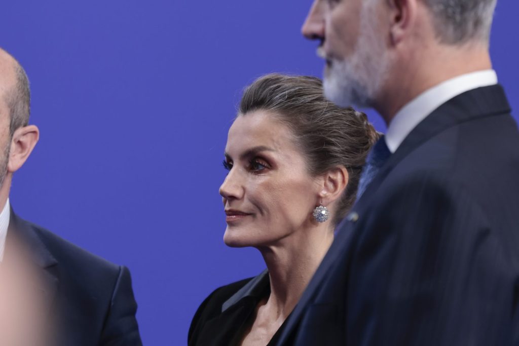 Del Burgo y Peñafiel afirman: "Letizia, maestra del misterio, ha tejido engaños al rey Felipe durante años" 1 Moncloa acusaciones letizia