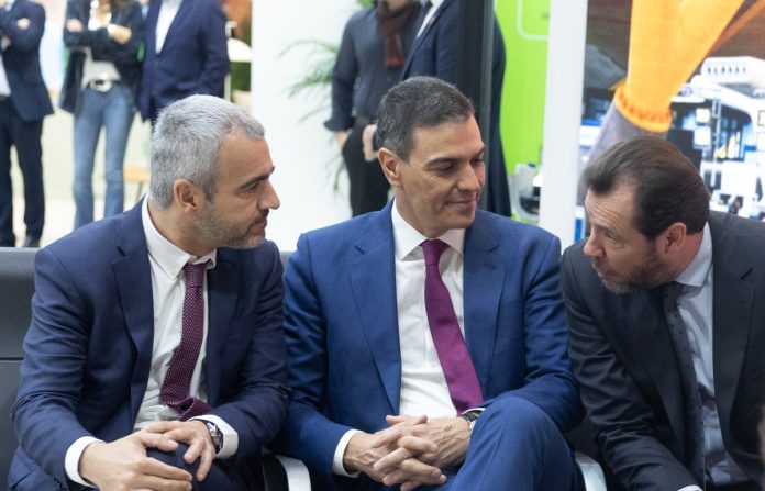 Maurici Lucena, Óscar Puente y Pedro Sánchez en Fitur para anunciar la ampliación de Barajas