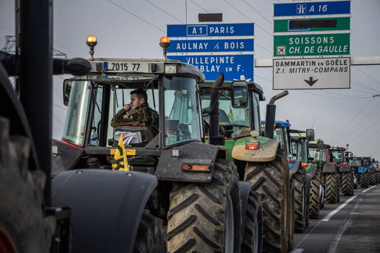 Más de 15.000 gendarmes intentan contener las protestas que han bloqueado el acceso a París