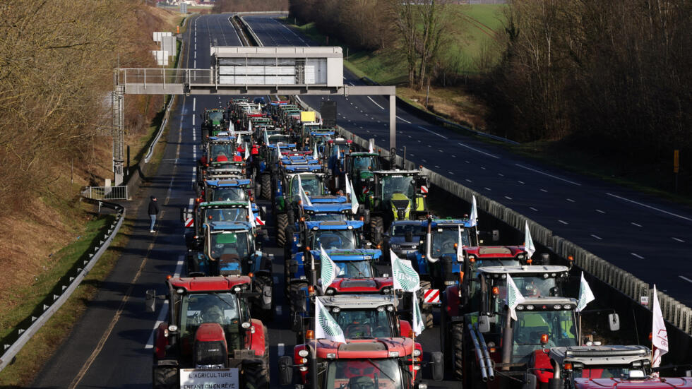 Los agricultores amenazan con volver a paralizarlo todo tras rechazar las medidas de Planas