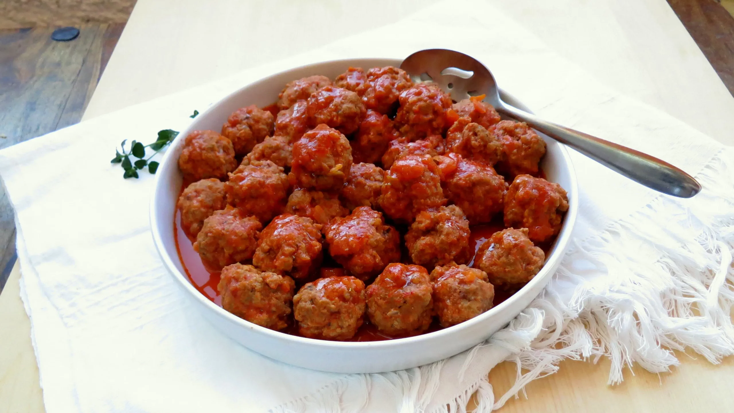 Deliciosas albóndigas con irresistible salsa de almendras: Una receta fácil que conquistará tu paladar sin complicaciones 1 Moncloa LA ESENCIA DE LAS ALBÓNDIGAS