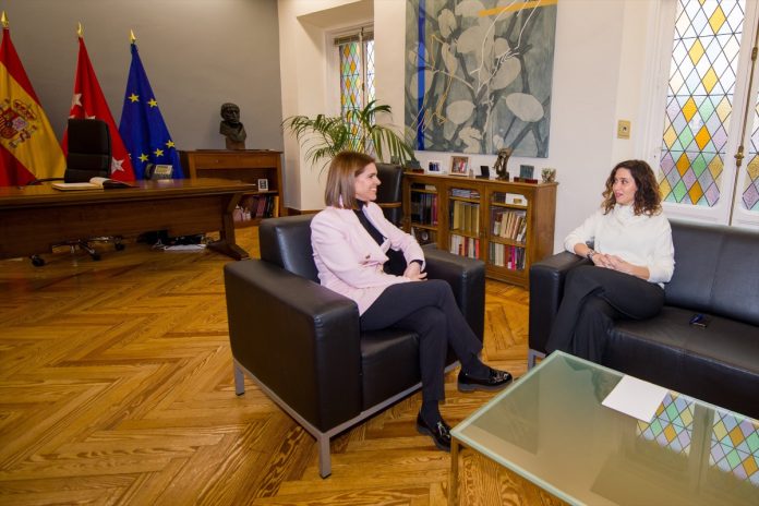 La presidenta de la FMM y alcaldesa de Alcalá de Henares, Judith Piquet, con la presidenta de la Asamblea de Madrid, Isabel Díaz Ayuso.
