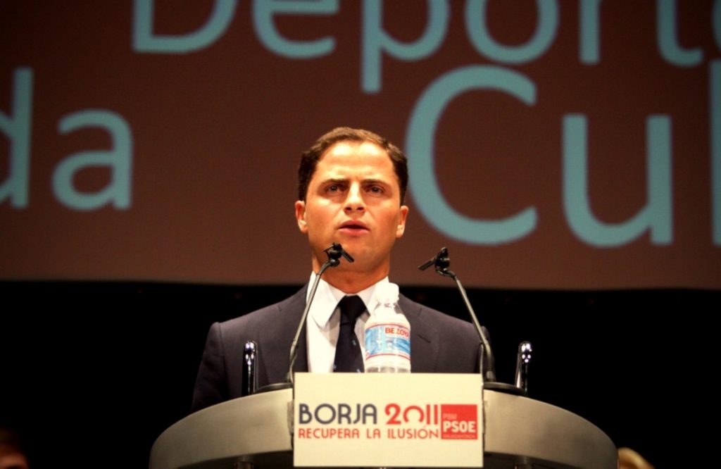 Borja Cabezón ha sido Embajador en Misión Especial para la Crisis Internacional de la COVID 19 y la Salud Global del Gobierno de España y también es el Secretario General PSOE de Majadahonda.