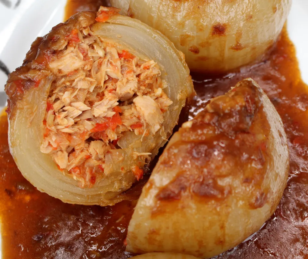 La receta de cebollas rellenas de bonito que envidiaría cualquier chef 1 Moncloa Cebollas rellenas de bonito