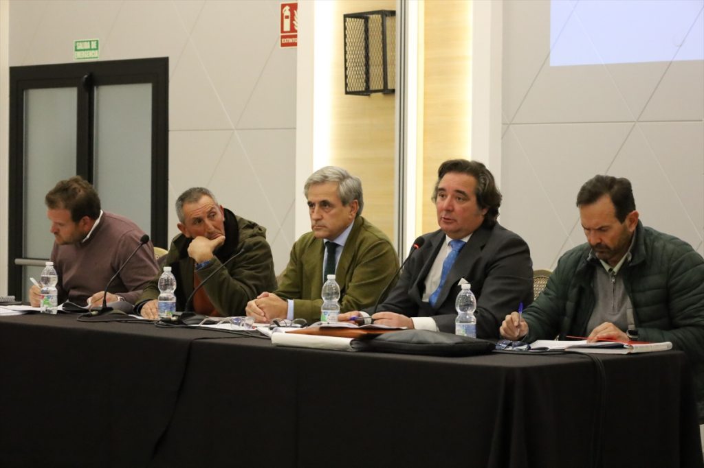 El consejero de Gestión Forestal y Mundo Rural, Ignacio Higuero, entre otras autoridades en la Junta General de la Comunidad de Regantes de Tierra de Barros.