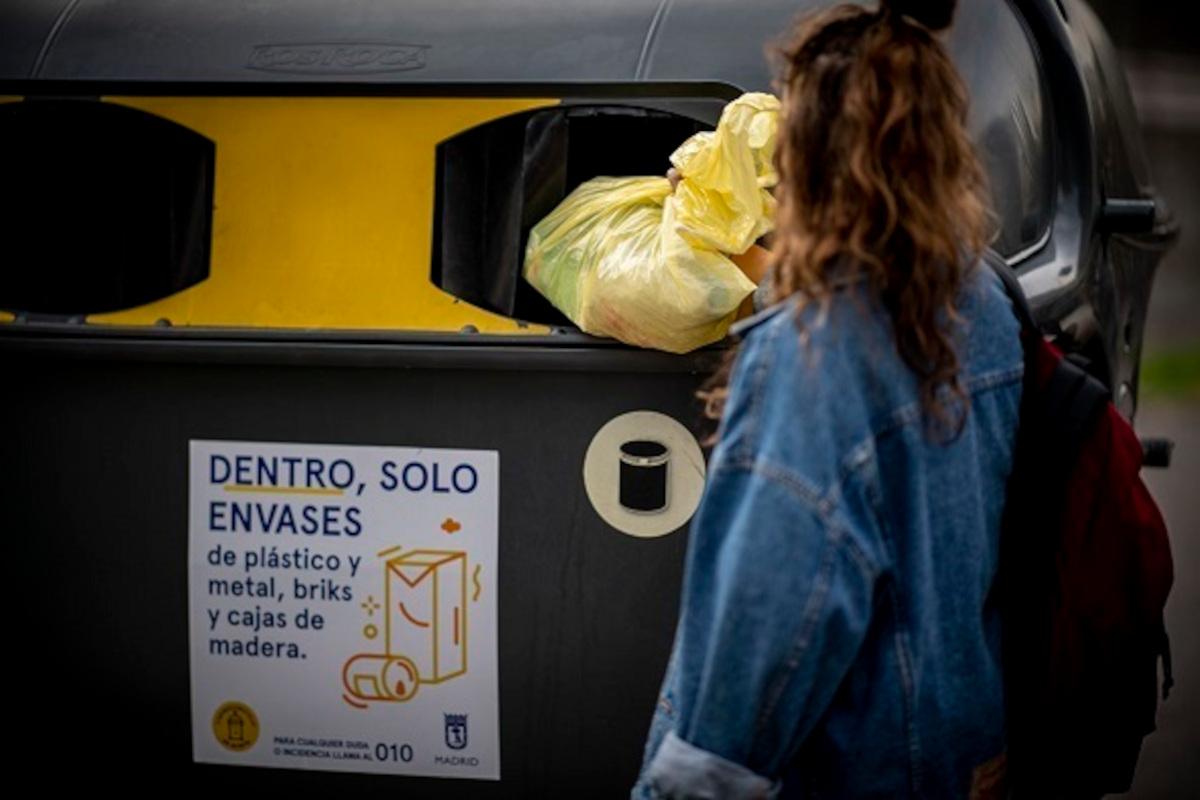Los contenedores de basura se hacen con pellets.