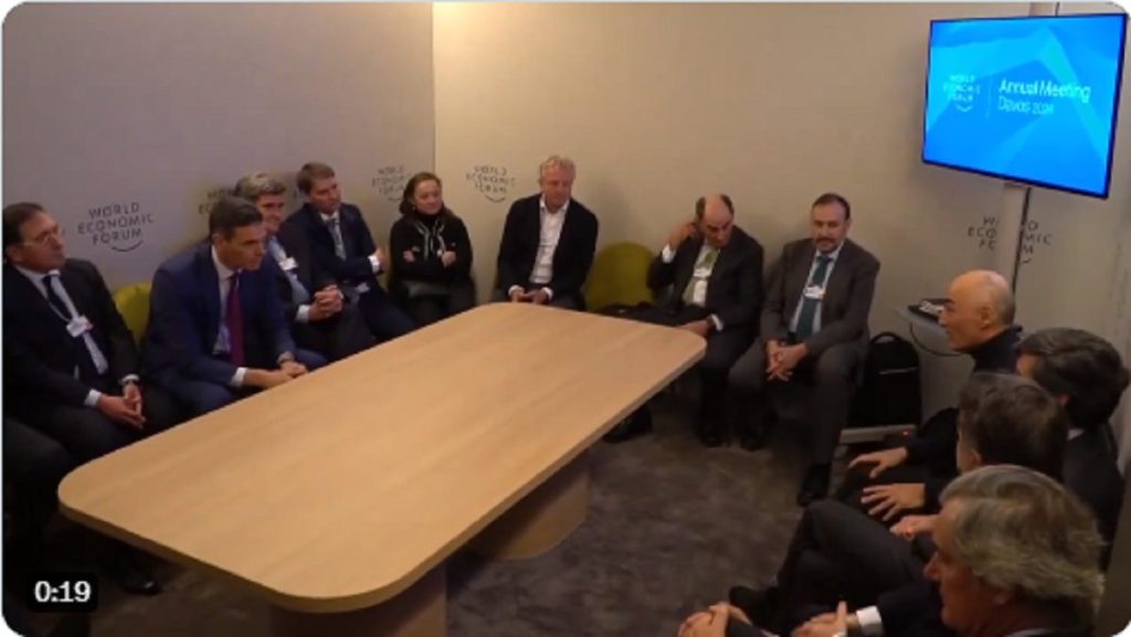 Sánchez se reunió con los principales CEOs del Ibex en lo que muchos llamaron «el cuarto de las escobas» del Foro de Davos 