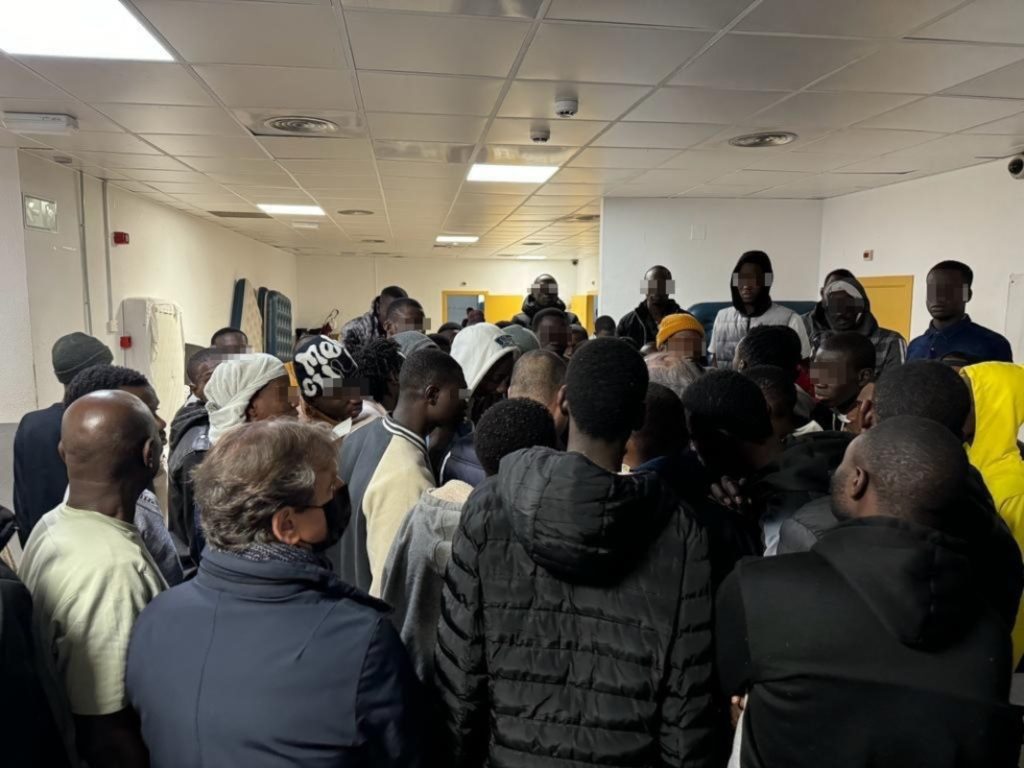 Defensor del Pueblo realizó una visita a los migrantes que piden asilo para reclamar a Aena y los ministerios mejores condiciones en el aeropuerto de Barajas./Defensor del Pueblo.