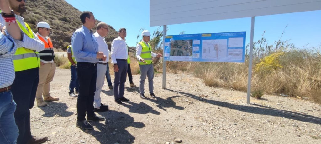 El delegado de Gobierno en Andalucía, Pedro Fernández, visitó las obras de protección de la desaladora del Bajo Almanzora en Almería.
