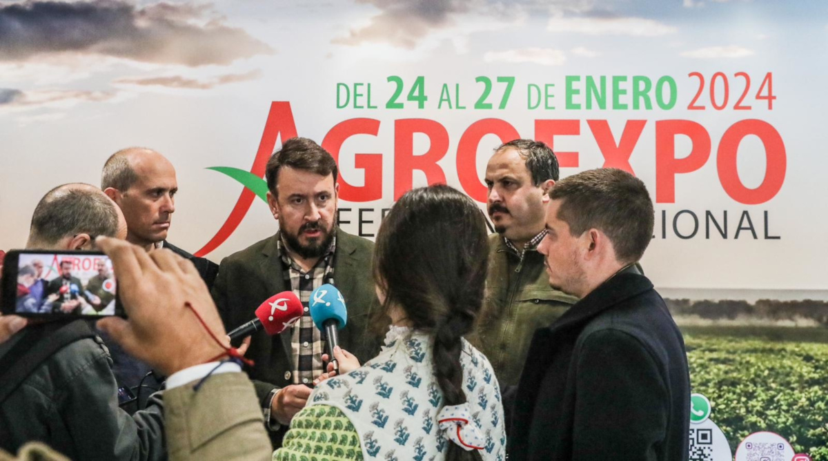 El diputado del Grupo Socialista en la Asamblea, Rafael Lemus, en su comparecencia ante los medios en Agroexpo habló del regadío de Tierra de Barros.
