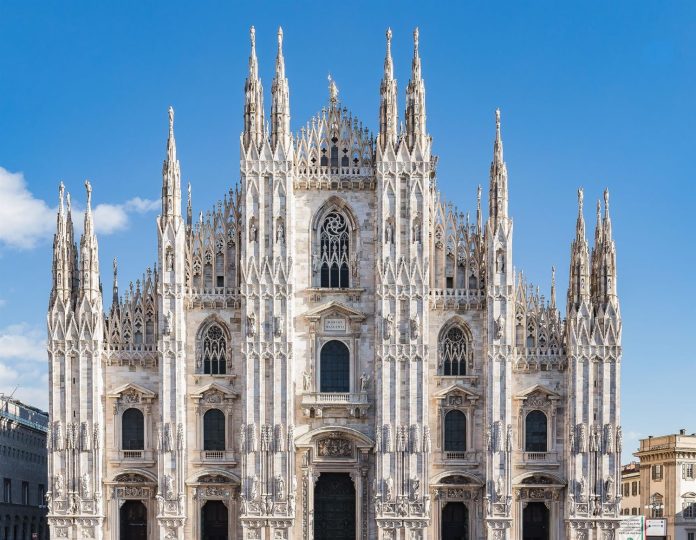 Secretos Fascinantes del Duomo de Milán: Descubre datos curiosos que te sumergirán en su magnífica historia arquitectónica