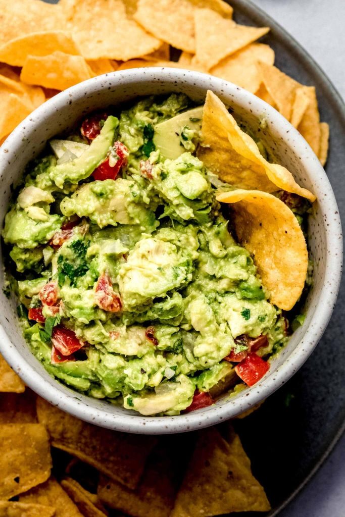 Receta de guacamole en menos de 15 minutos, ideal para compartir con invitados 1 Moncloa easy guacamole recipe 7 scaled 1 Moncloa