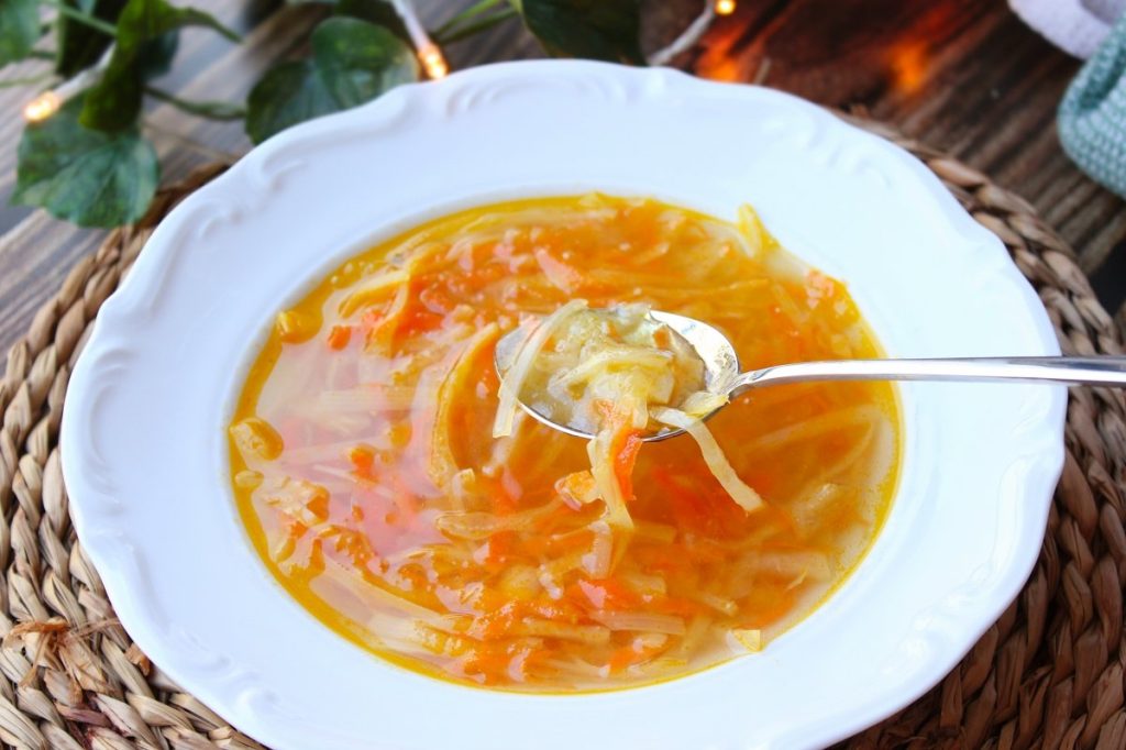 Receta de sopa de verduras en juliana para combatir el frío 2 Moncloa emplatado de la sopa juliana Moncloa