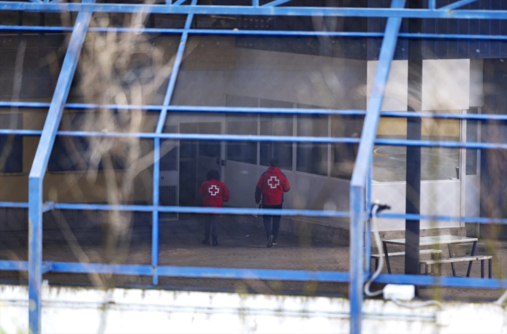 Personal de la Cruz Roja entrando al Centro de Internamiento de Extranjeros (CIE) de Aluche, a 18 de enero de 2024, en Madrid (España). 