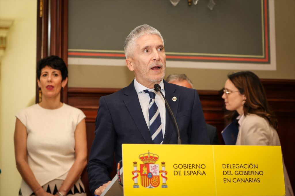 El ministro de Interior, Fernando Grande-Marlaska, durante una rueda de prensa tras un encuentro, a 15 de diciembre de 2023, en Las Palmas de Gran Canaria.