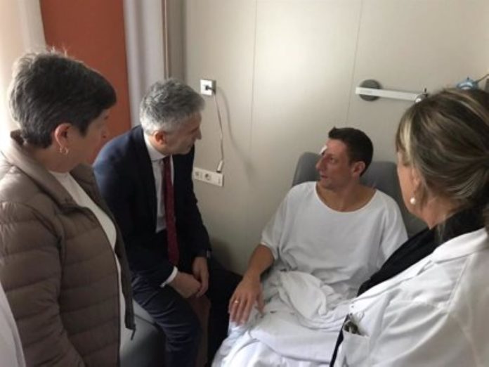 Marlaska vistia a uno de los policías heridos gravemente durante el procés