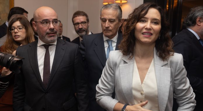 Fran Martín, el delegado del Gobierno en Madrid, ataca sin piedad a Isabel Díaz Ayuso por los casos de su hermano y de su novio.