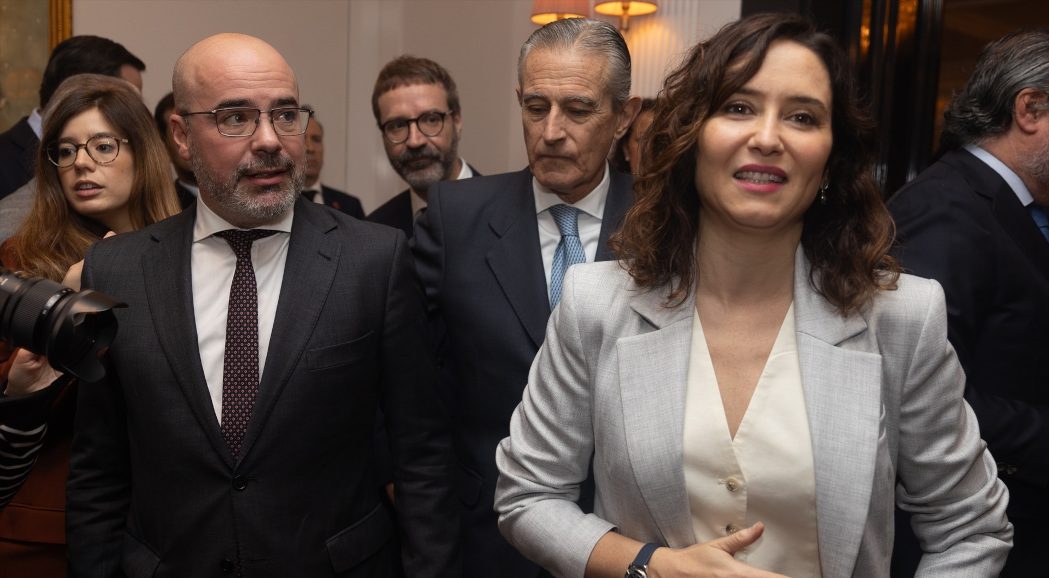 Fran Martín, el delegado del Gobierno en Madrid, ataca sin piedad a Isabel Díaz Ayuso por los casos de su hermano y de su novio.