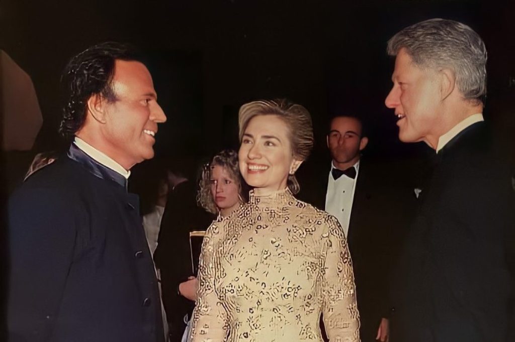 Julio Iglesias y Bill Clinton en la toma de posesión del presidente de EE UU