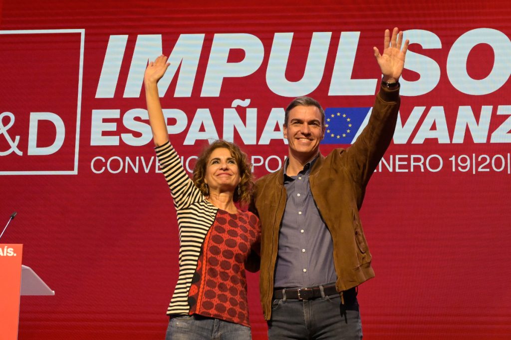 María Jesús Montero, vicepresidenta primera del Gobierno y ministra de Hacienda, junto a Pedro Sánchez, presidente del Gobierno.