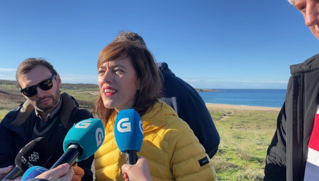 Marta Lois visitó las playas afectadas por microplásticos.