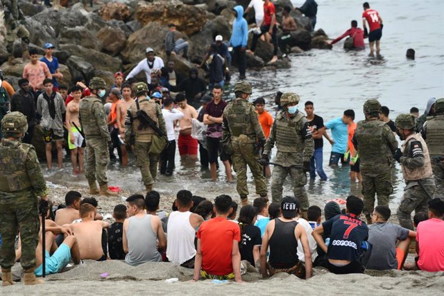 Marruecos vuelve a frenar la llegada de migrantes, pero Canarias bate récord