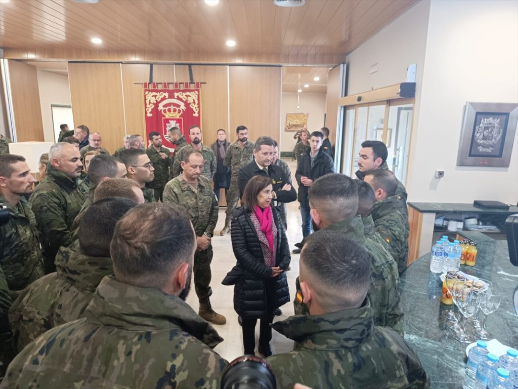 La ministra de Defensa, Margarita Robles,  visitó a los militares tras la tragedia de Cerro Muriano que demuestra que su profesión es de riesgo.