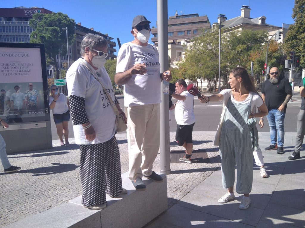 Los padres de Santiago volvieron a manifestarse el 1 de octubre junto al Ministerio de Asuntos Exteriores.