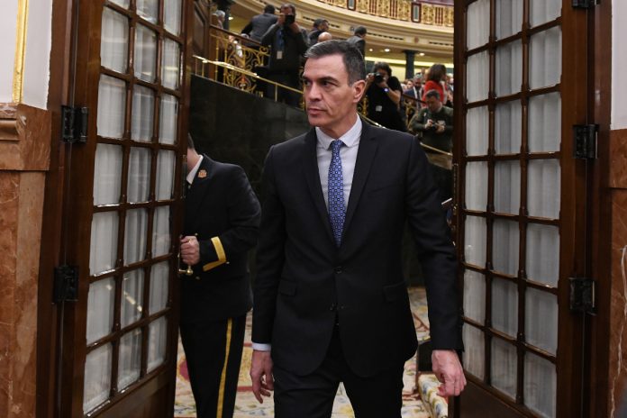 Pedro Sánchez y su mala cara en el Congreso de los Diputados tras la humillación de Junts y Puigdemont al PSOE con la amnistía