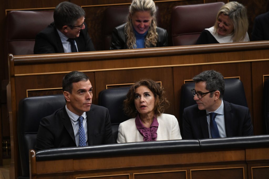 Las risas de Patxi López contrastan con las caras de contrariedad de Sánchez, Montero y Bolaños con el varapalo de Junts a la amnistía