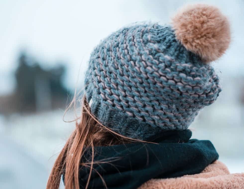 Misterioso encanto: Descubre el motivo detrás de la presencia del pompón en los gorros de invierno 2 Moncloa EL ENCANTO DEL POMPÓN: POR QUÉ SEGUIMOS EMBRUJADOS