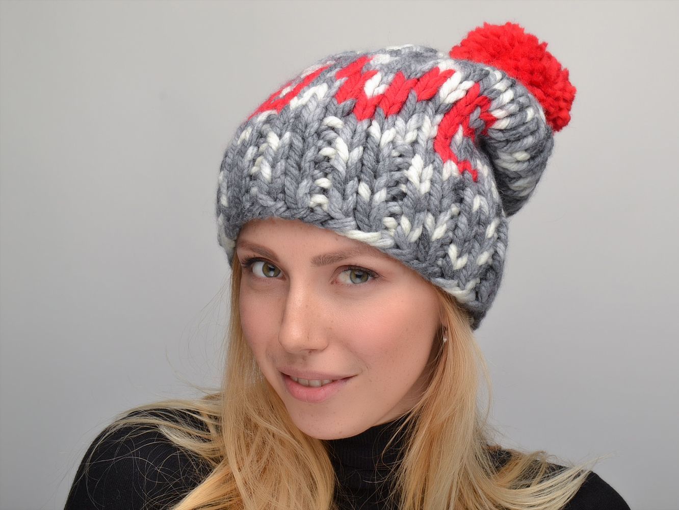 Misterioso encanto: Descubre el motivo detrás de la presencia del pompón en los gorros de invierno 1 Moncloa UN ADORNO CON HISTORIA: ORÍGENES DEL POMPÓN