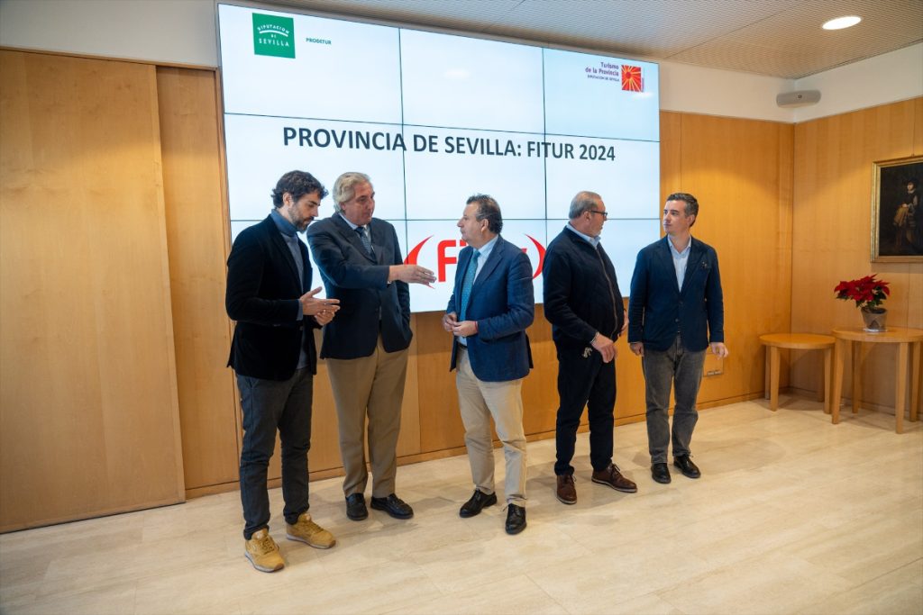 El presidente de la Diputación de Sevilla, Javier Fernández (c) presidió la reunión con agentes sociales relativa a la presencia de la provincia de Sevilla en Fitur 2024. 