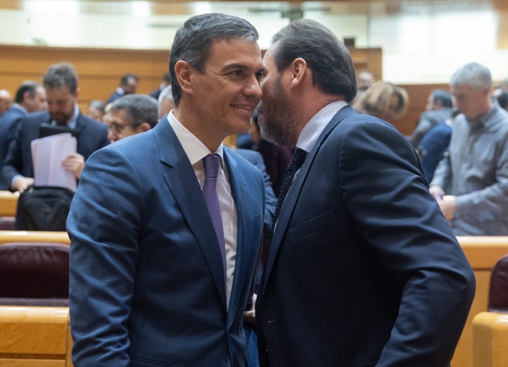 Óscar Puente cuchichea al oído del presidente del Gobierno, Pedro Sánchez, pero hace oídos sordos a las reuniones urgentes.