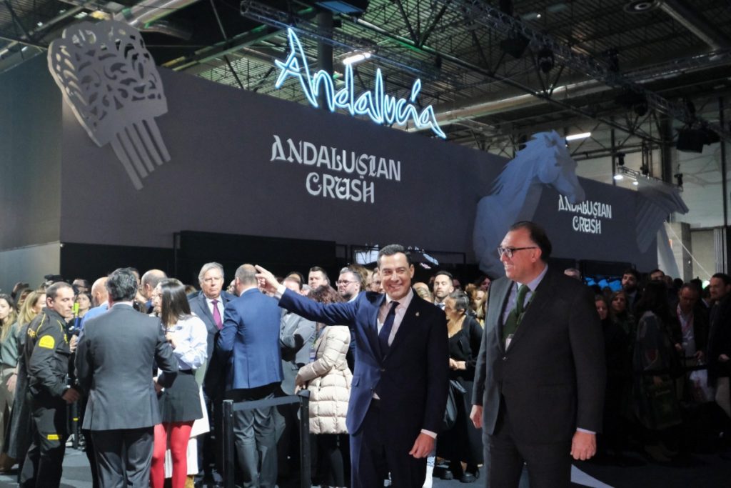 El presidente de Andalucía inauguró el pabellón multimedia de Andalucía en el Pabellón 5 de Fitur, la principal feria de turismo.