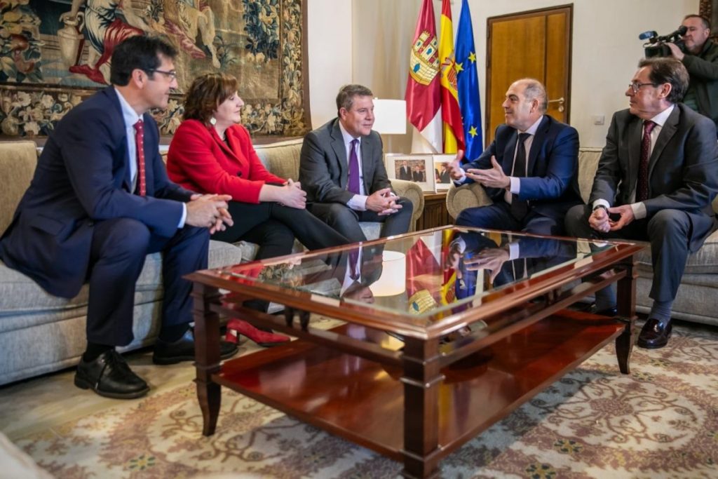 Reunión del presidente de Castilla-La Mancha, Emiliano García-Page, y la consejera de Economía, Patricia Franco, con representantes de ATA.